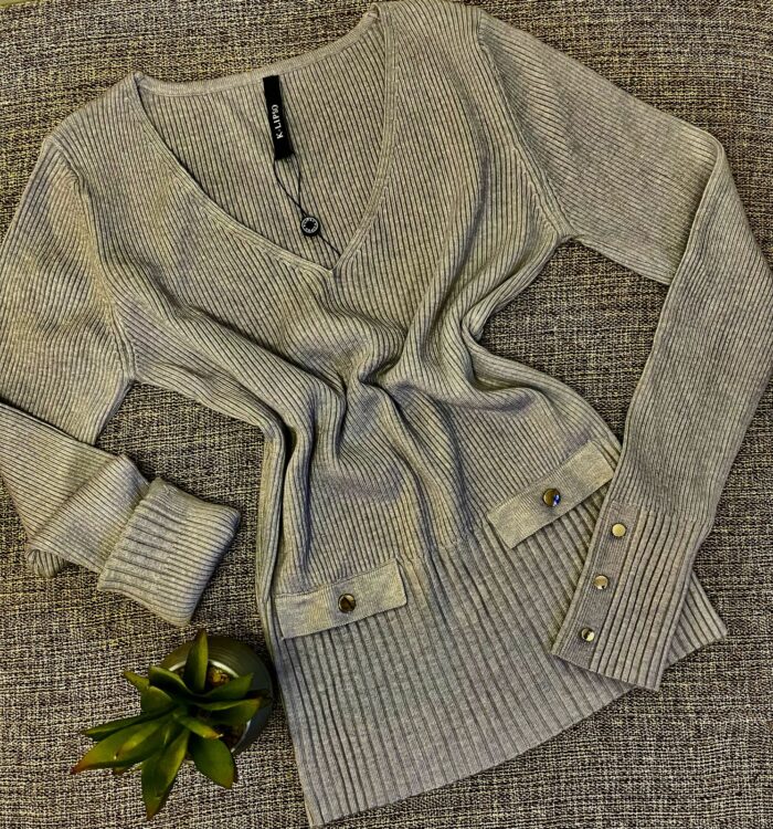 WhatsApp Image 2025-04-29 at 21.40.46 (1) 🤍 Sweater escote V – Gris